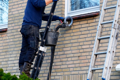 House,Insulation,By,Injecting,Microbead,Pearls,In,The,Cavity,Walls